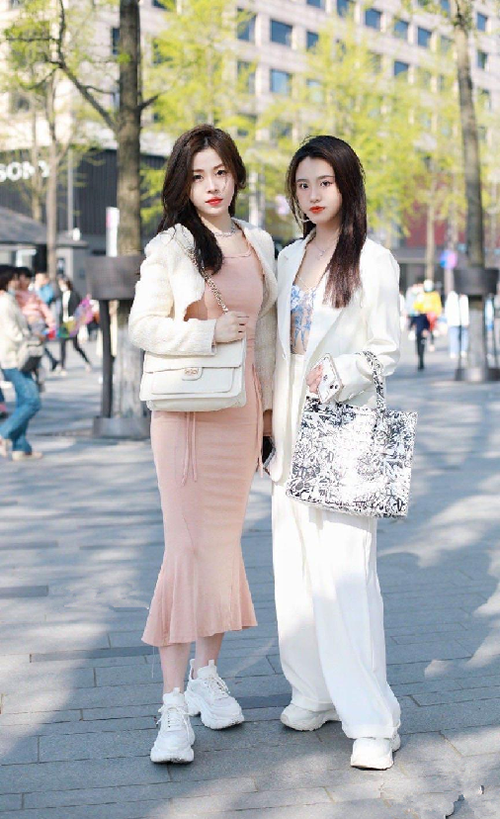 杭州美女连穿裙子都这么温柔，清爽的搭配好复古，韵味很独特
