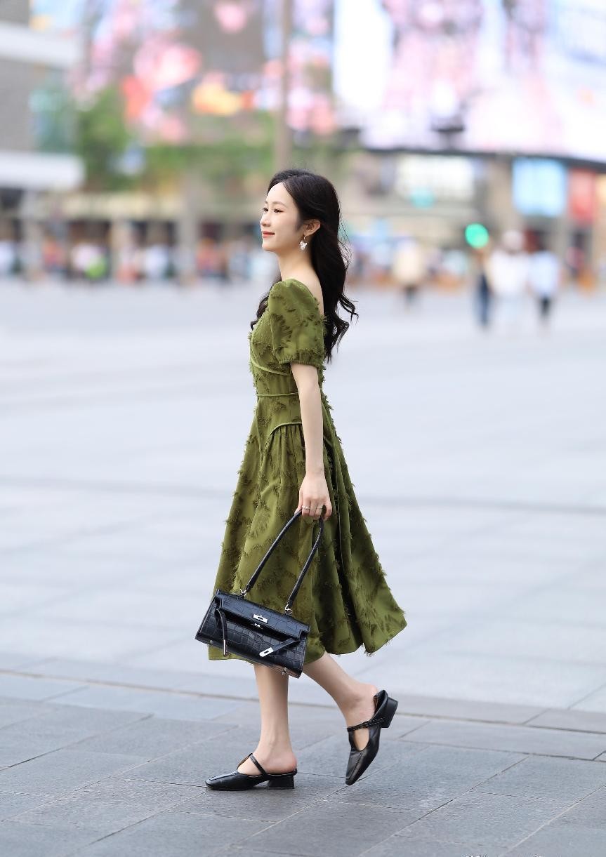 杭州美女连穿裙子都这么温柔，清爽的搭配好复古，韵味很独特