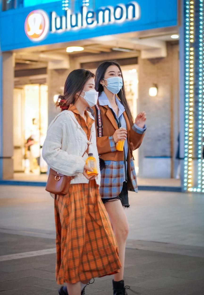 杭州美女连穿裙子都这么温柔，清爽的搭配好复古，韵味很独特