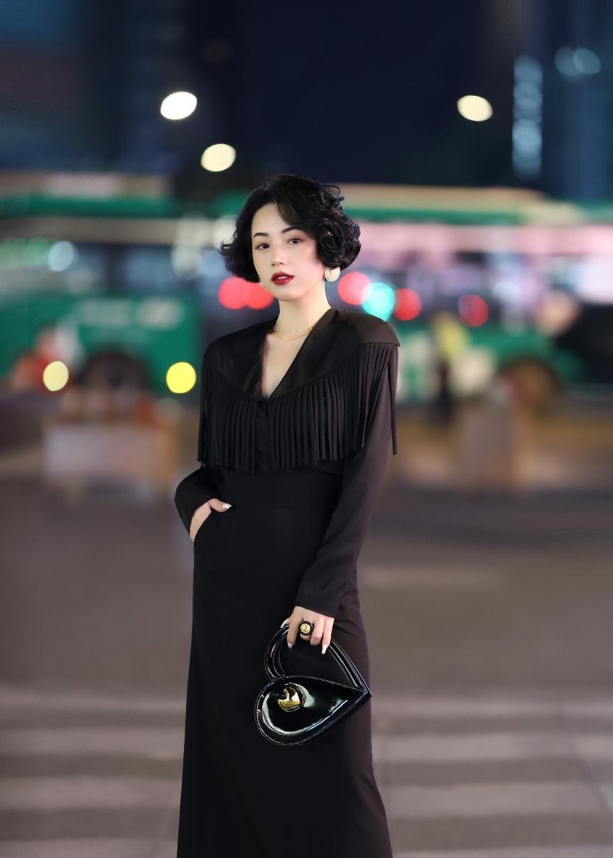 杭州美女连穿裙子都这么温柔，清爽的搭配好复古，韵味很独特