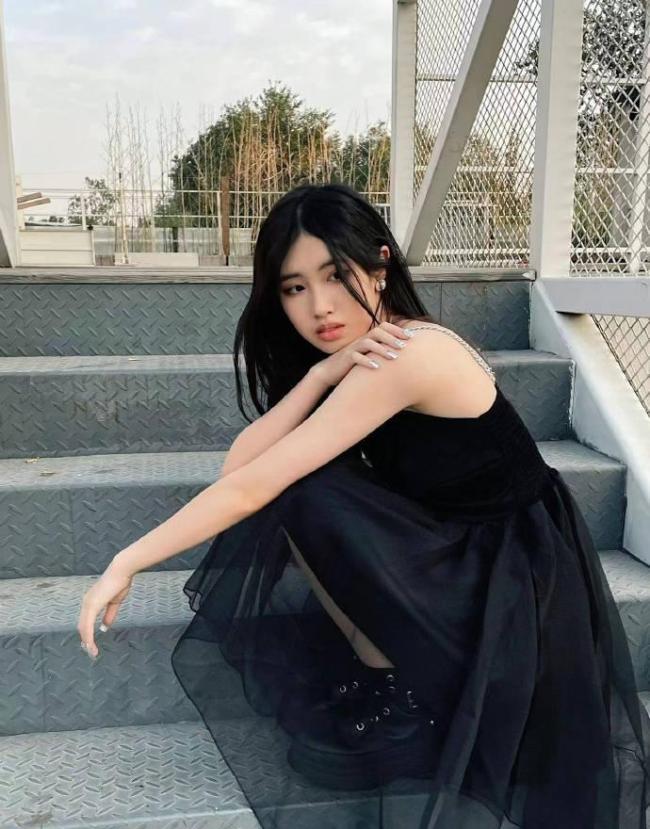 冯小刚17岁养女晒写真大片 穿黑色吊带裙身材纤细