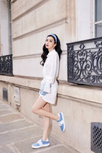 ​杨颖衬衫裙露纤细美腿 肤白貌美红唇吸睛