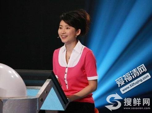 48岁王小丫出席活动惊艳亮相，优雅庄重显年轻！