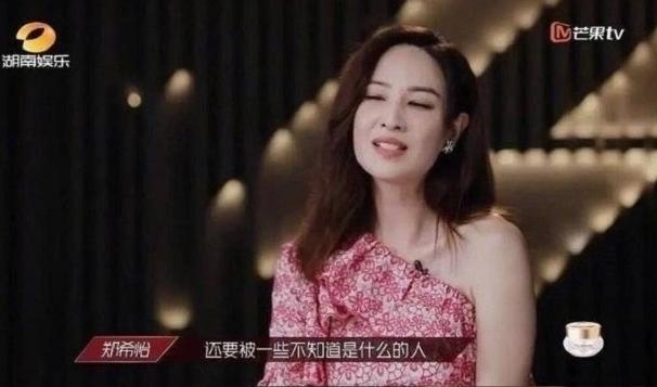 郑希怡头戴帽子（郑希怡25岁掉裤后抹胸失守）(7)