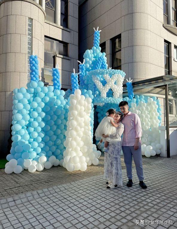 何超盈宣布订婚未婚夫小8岁（何超盈为女儿办生日会）(6)