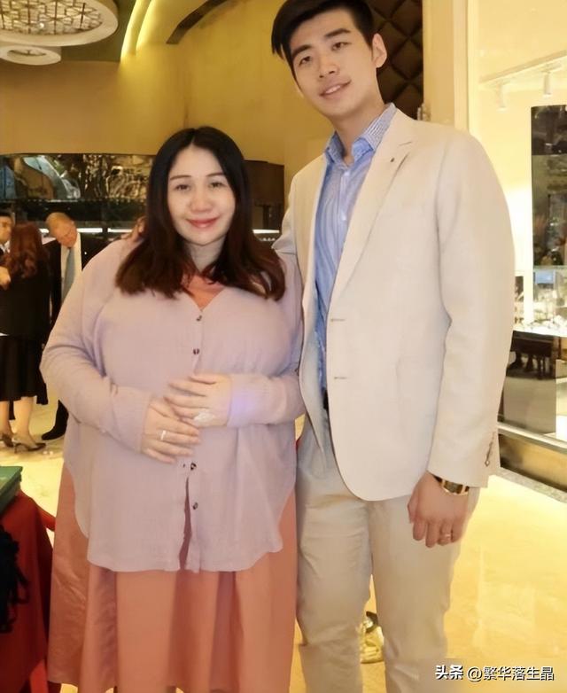 何超盈宣布订婚未婚夫小8岁（何超盈为女儿办生日会）(8)