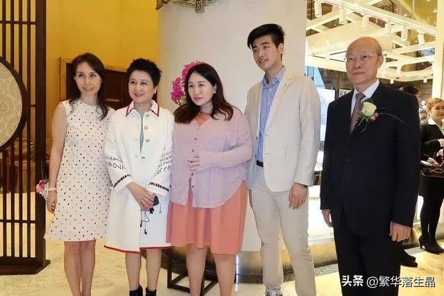何超盈宣布订婚未婚夫小8岁（何超盈为女儿办生日会）(1)