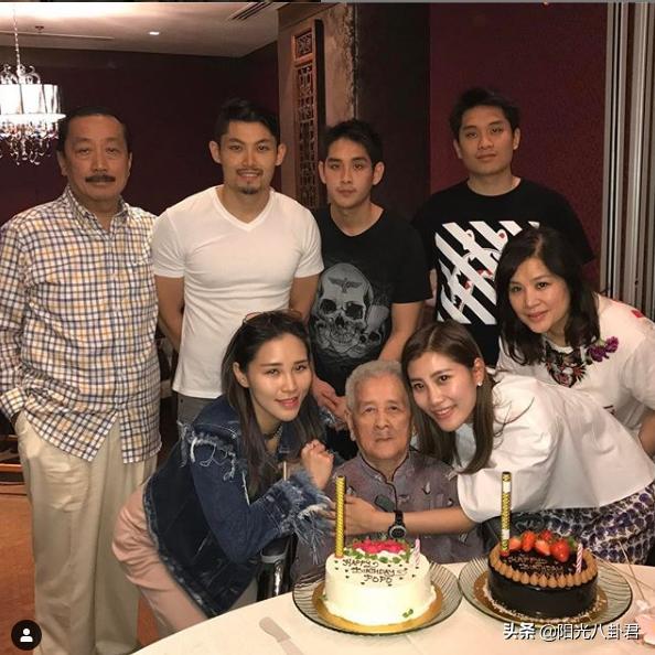 刘德华与他老婆的合照（刘德华小舅子曝光）(1)