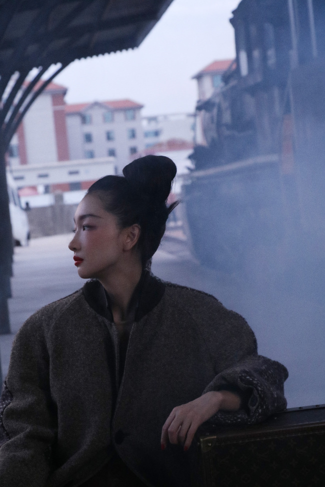 周冬雨复古名伶大片释出 妆造精致气质高级