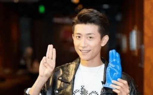 刘著男装的照片（刘著女装露面疑整容，还是男儿身没变性）