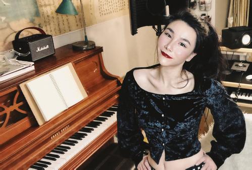 张浴盐是谁多大真名叫啥 李诞和女主张浴盐“舌吻”图真的出轨吗