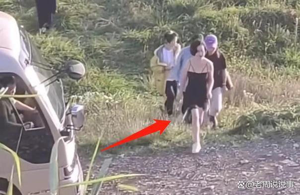 何超琼紧身吊带现身贵州 好身材一览无余被指不得体 