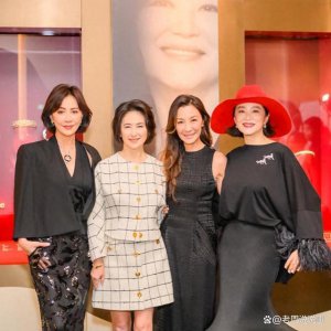 ​何超琼紧身吊带现身贵州 好身材一览无余被指不得体