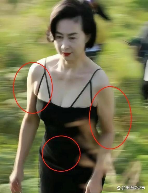 何超琼紧身吊带现身贵州 好身材一览无余被指不得体 