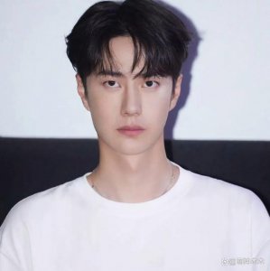​王一博再现文盲名场面，座谈会发言读错字，杜华紧张表情抢镜