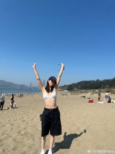​欧阳娜娜沙滩照释出 留学生活自在又惬意