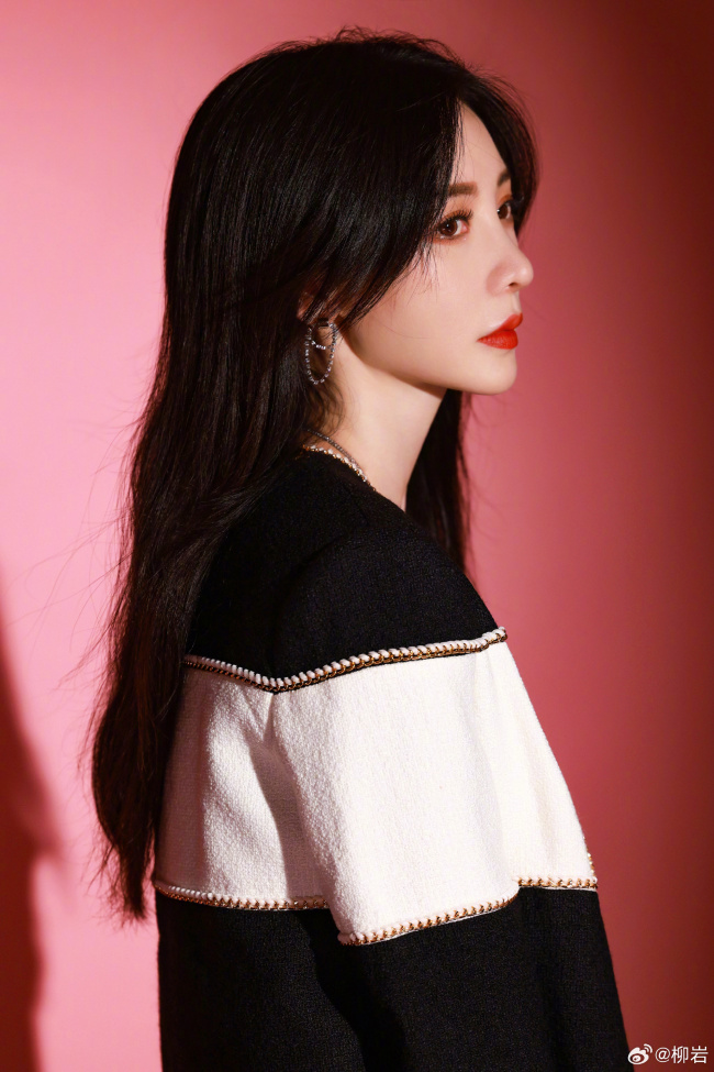 42岁柳岩穿黑裙曲线完美 黑发红唇明艳动人 