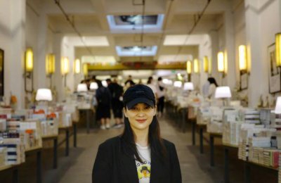 ​梅婷现身南京游玩，气质出众颜值依旧，出道多年仍美丽