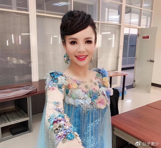 “盲人歌手”刘赛：倒贴2套别墅下嫁河南农村，如今丈夫成她的骄傲