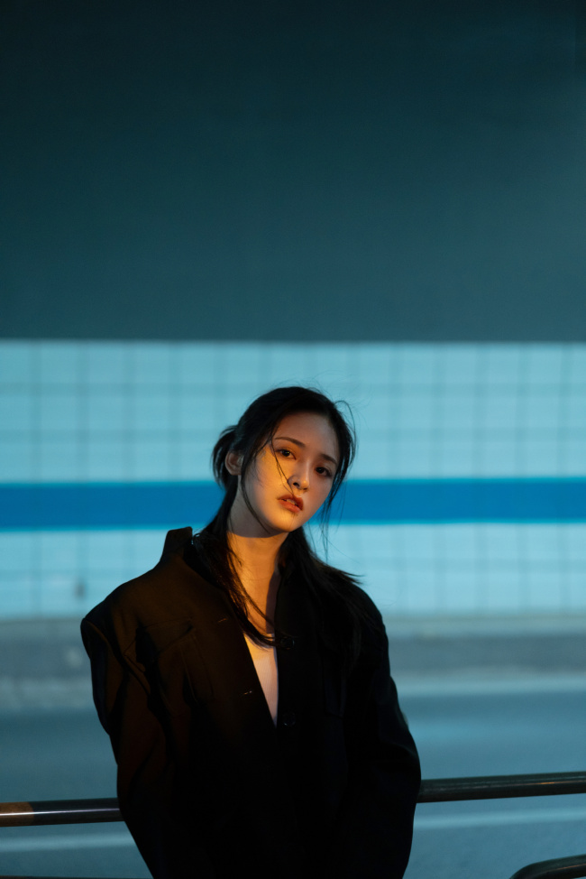 沈月穿黑装恶女造型吸睛 发丝凌乱反差感强