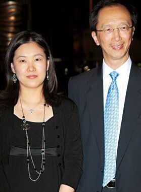 跳水女皇伏明霞近况：70岁丈夫当上董事长，19岁女儿亭亭玉立