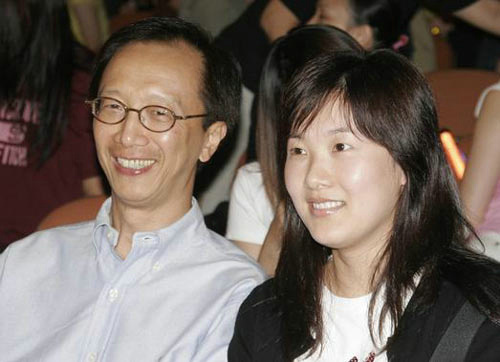 跳水女皇伏明霞近况：70岁丈夫当上董事长，19岁女儿亭亭玉立