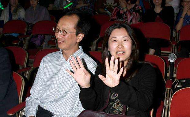 跳水女皇伏明霞近况：70岁丈夫当上董事长，19岁女儿亭亭玉立