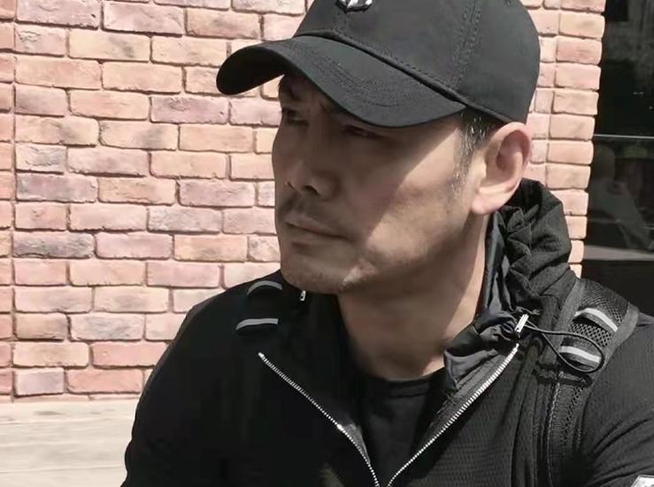 邵兵个人资料简介及家庭背景（54岁邵兵近照老太多，街头骑行无人识，送女儿去国外生活很惬意）