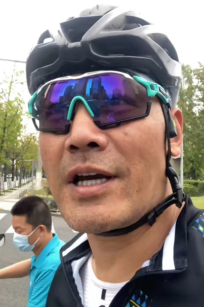 邵兵个人资料简介及家庭背景（54岁邵兵近照老太多，街头骑行无人识，送女儿去国外生活很惬意）