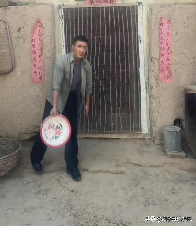 小张译个人资料简介（他是张嘉译的老乡“小张译”，如今褪去明星光环回到陕西老家生活）