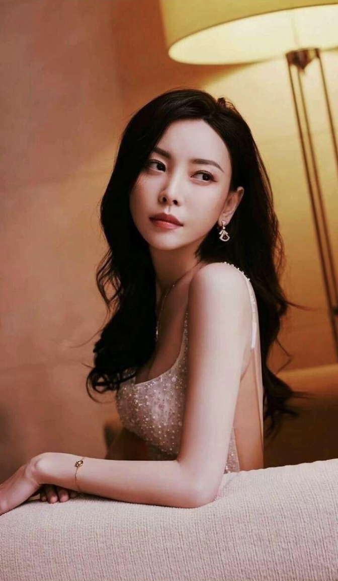 于文文个人资料简介 ——文静中的性感之美