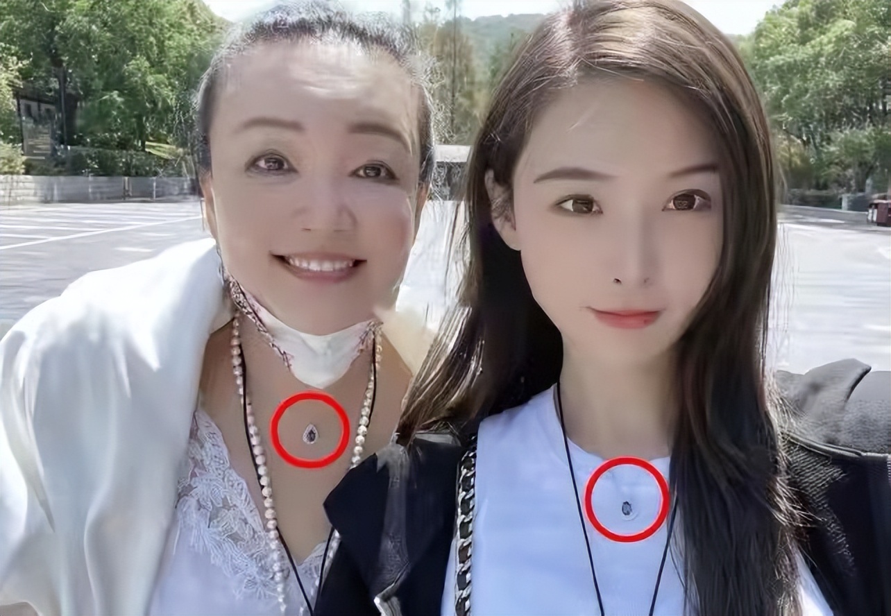 汪小菲张颖颖同游法喜寺，女方模样娇俏喜笑颜开，被嘲讽嘴太硬