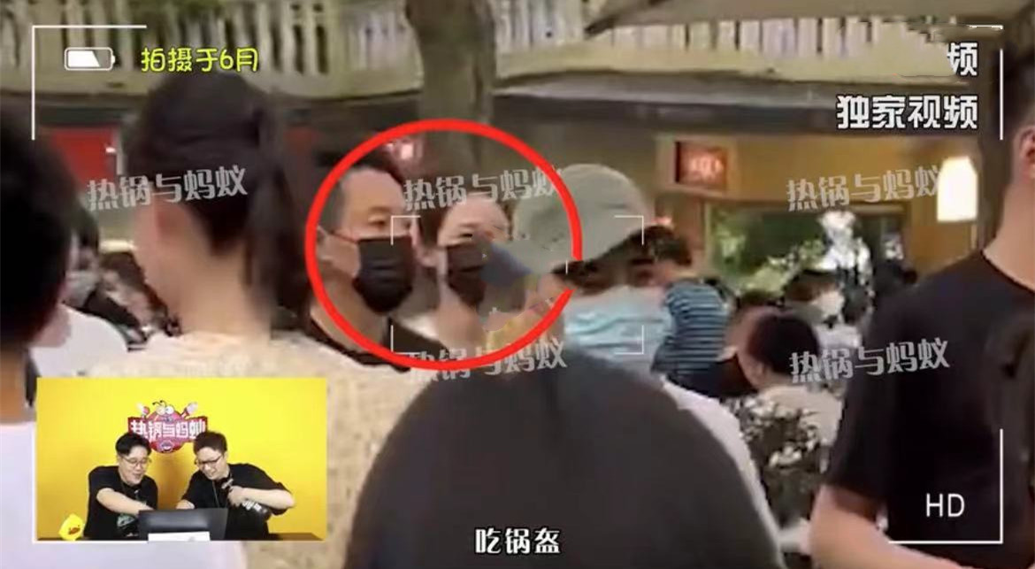 汪小菲张颖颖同游法喜寺，女方模样娇俏喜笑颜开，被嘲讽嘴太硬