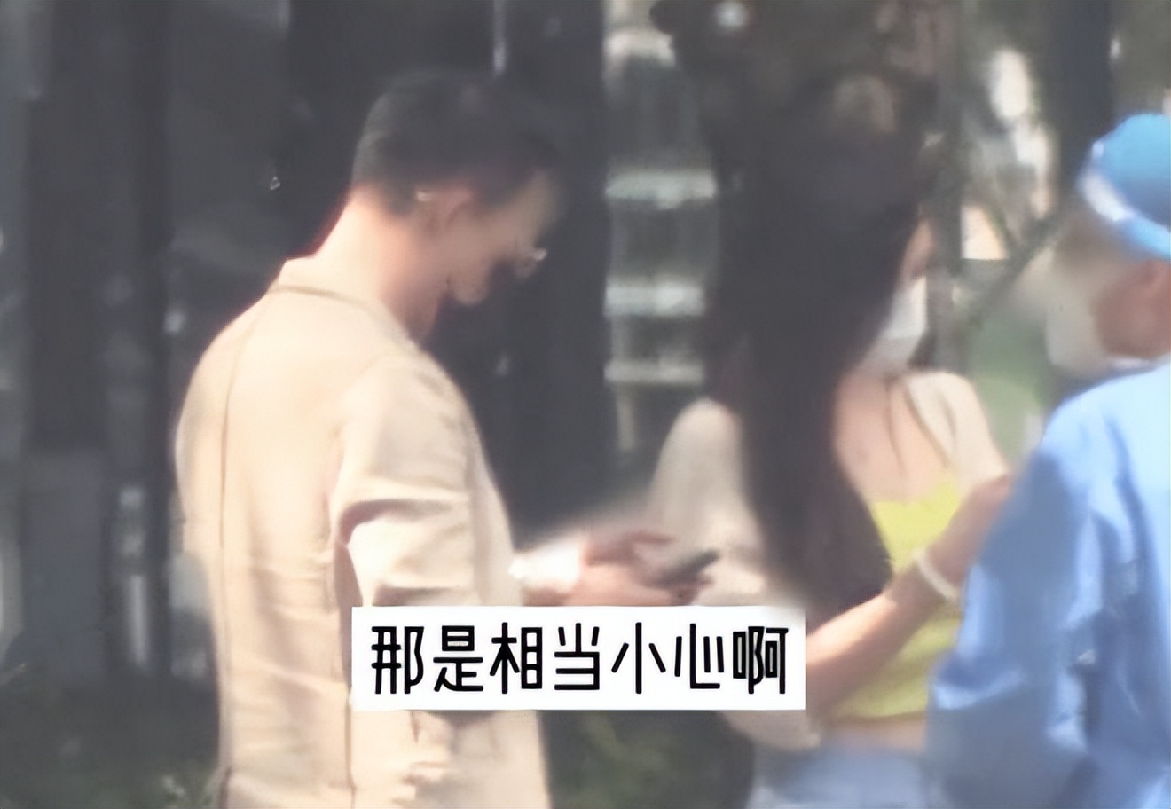 汪小菲张颖颖同游法喜寺，女方模样娇俏喜笑颜开，被嘲讽嘴太硬