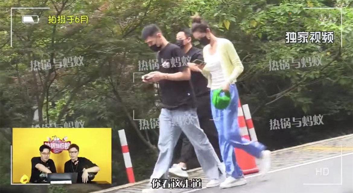 汪小菲张颖颖同游法喜寺，女方模样娇俏喜笑颜开，被嘲讽嘴太硬