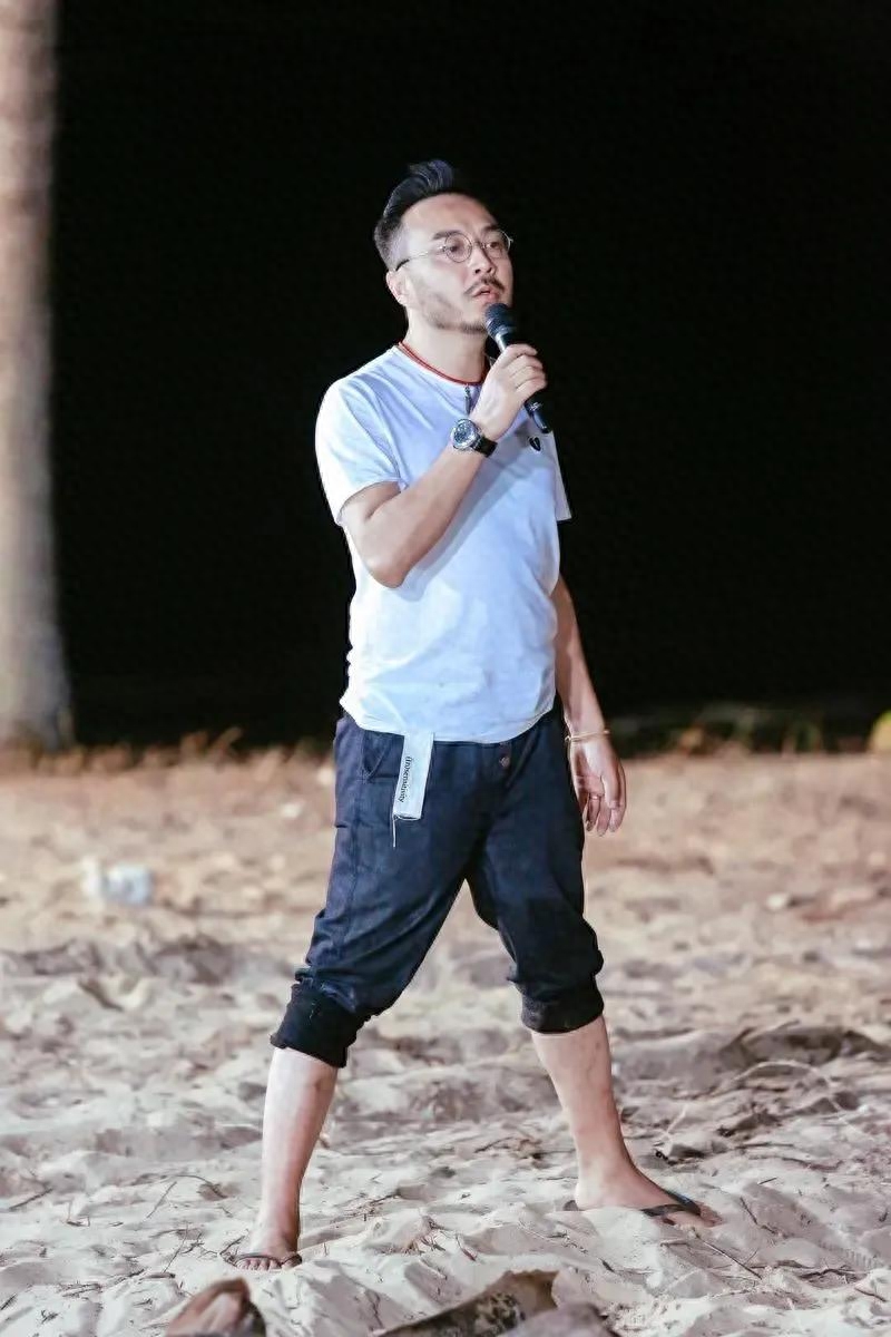 “主持一哥”汪涵个人资料：14年努力护着所有兄弟，最后还是分崩离析！