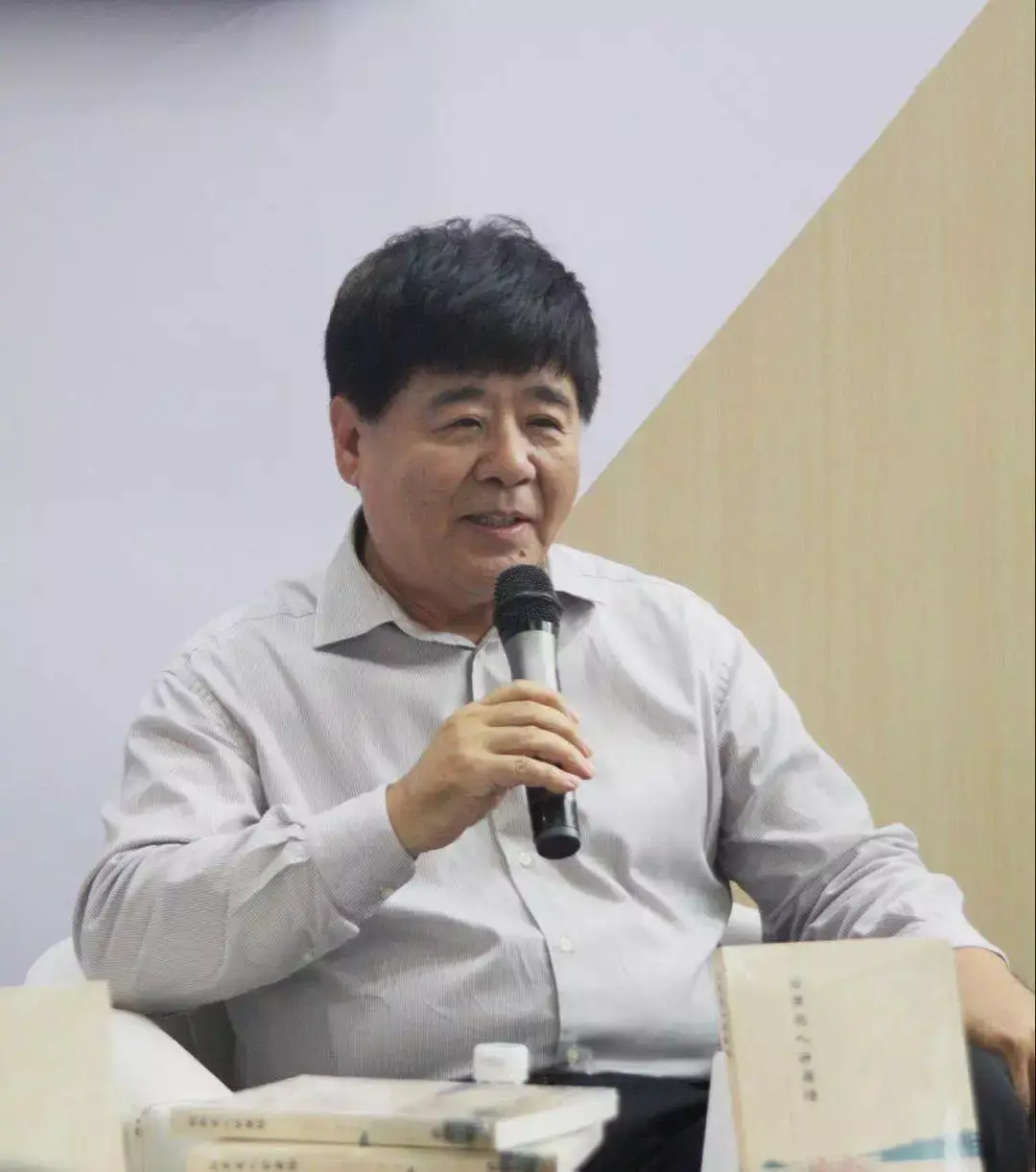 王洁实个人资料（歌唱家王洁实：我这辈子最正确的决定，就是娶了一个运输女工为妻）