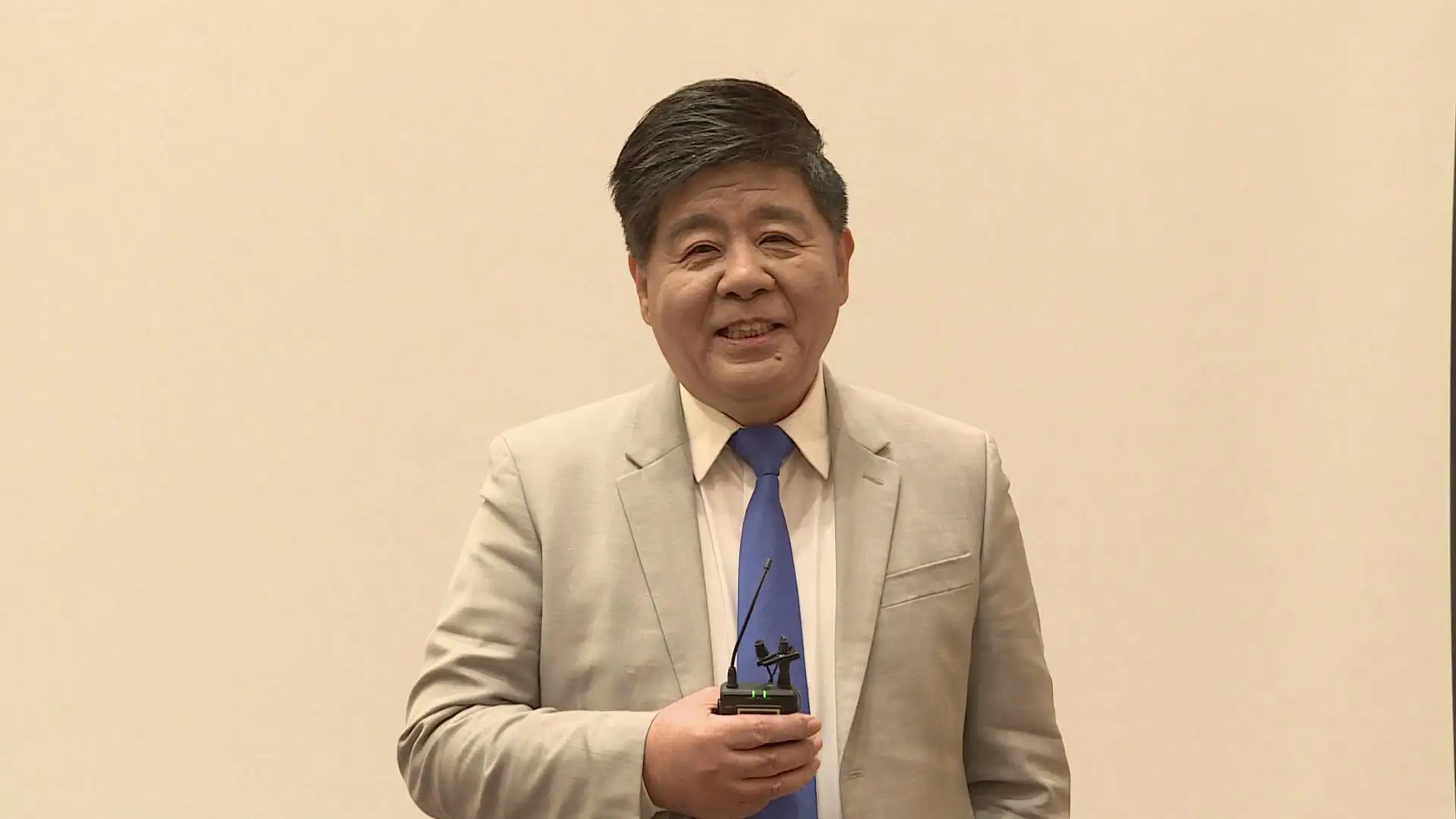 王洁实个人资料（歌唱家王洁实：我这辈子最正确的决定，就是娶了一个运输女工为妻）