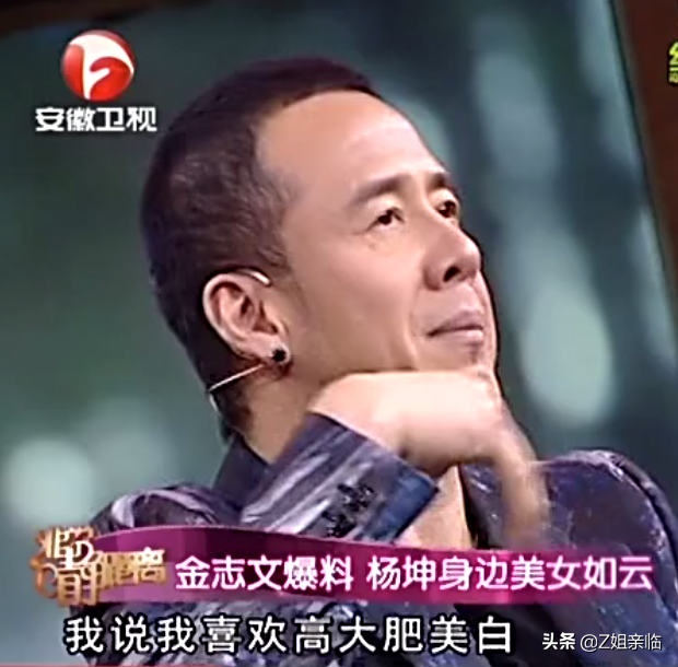 杨坤个人资料经纪人（“好色男”杨坤：一边写歌怀念前女友，一边左拥右抱夜会美女）