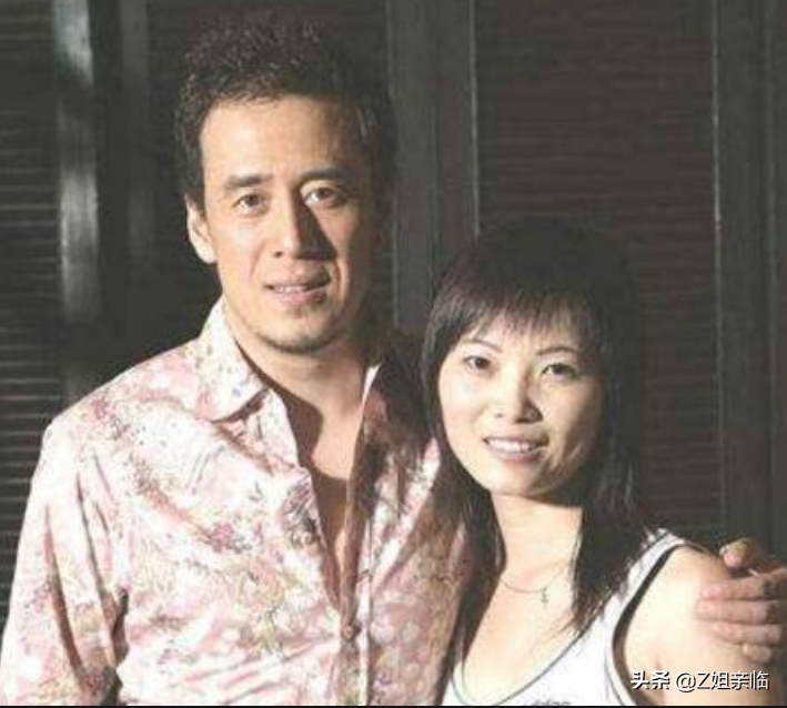 杨坤个人资料经纪人（“好色男”杨坤：一边写歌怀念前女友，一边左拥右抱夜会美女）