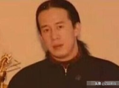 杨坤个人资料经纪人（“好色男”杨坤：一边写歌怀念前女友，一边左拥右抱夜会美女）