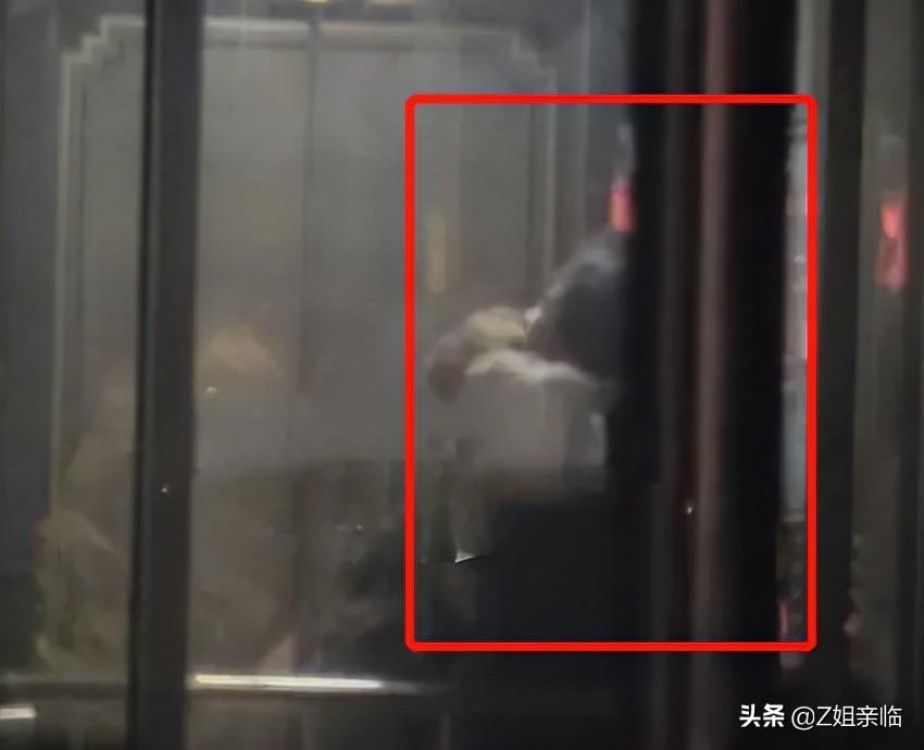 杨坤个人资料经纪人（“好色男”杨坤：一边写歌怀念前女友，一边左拥右抱夜会美女）