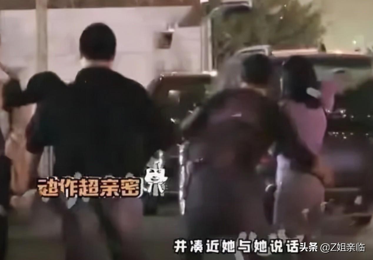 杨坤个人资料经纪人（“好色男”杨坤：一边写歌怀念前女友，一边左拥右抱夜会美女）