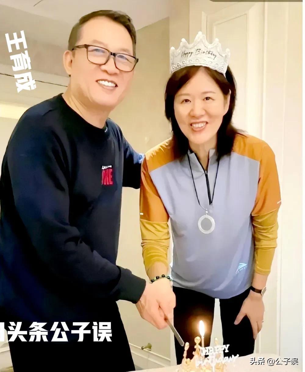 郎平个人资料： 26岁退役，35岁执掌教鞭，离开国家队，背后有何隐情？