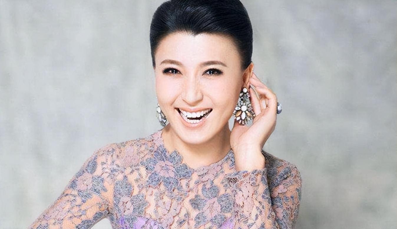 闫学晶的老公是谁(“二人转女王”闫学晶：两段婚姻三个孩子，两任丈夫都是二婚)