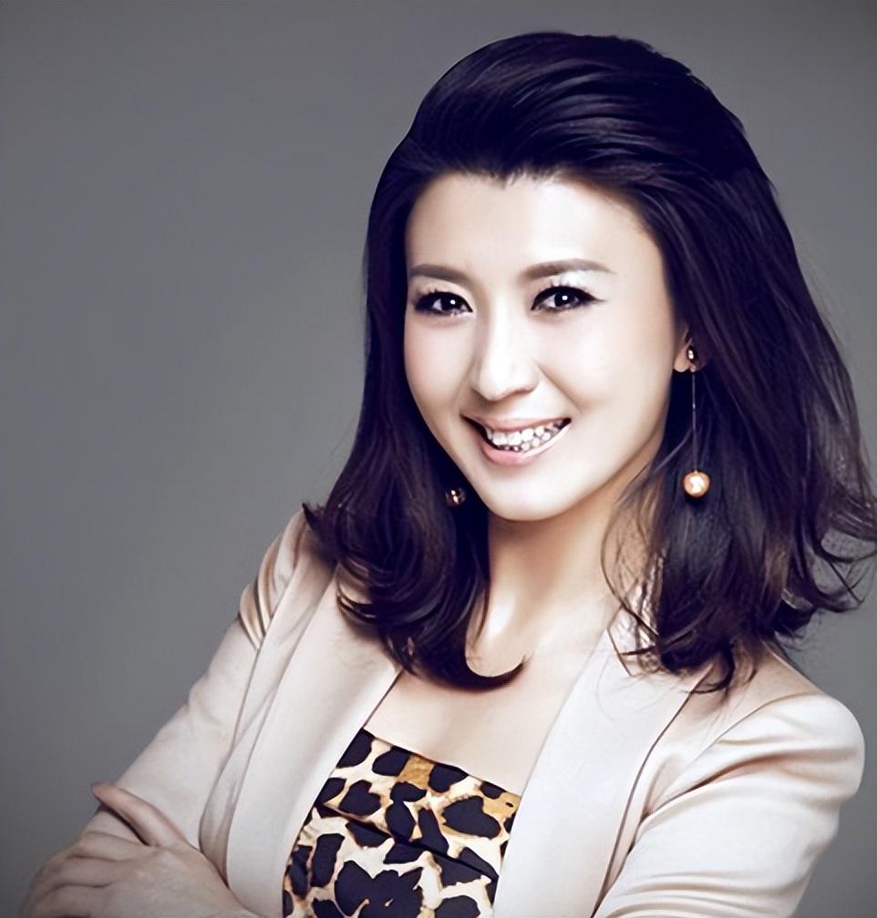 闫学晶的老公是谁(“二人转女王”闫学晶：两段婚姻三个孩子，两任丈夫都是二婚)