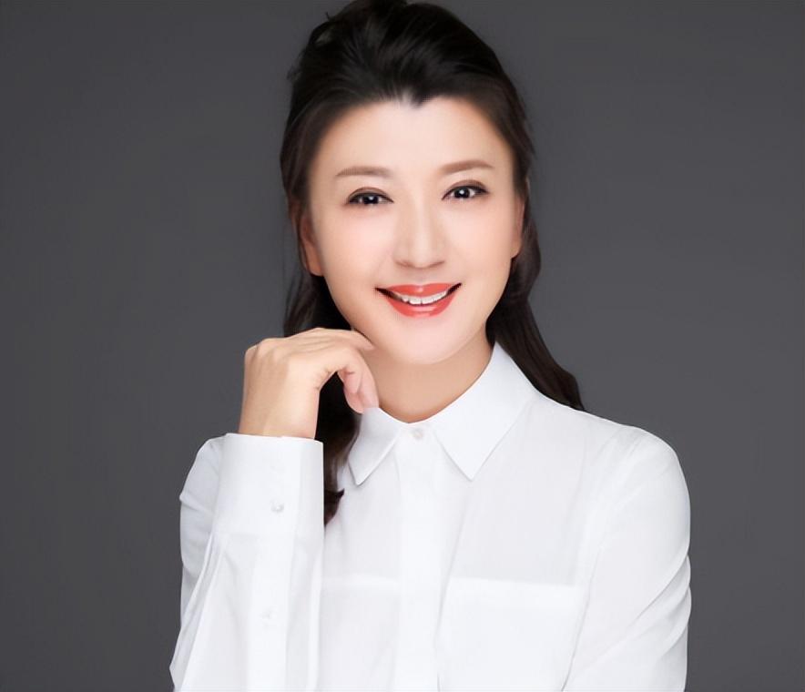 闫学晶的老公是谁(“二人转女王”闫学晶：两段婚姻三个孩子，两任丈夫都是二婚)