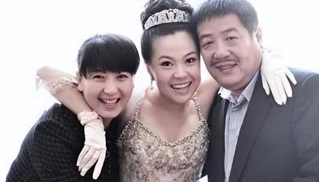 闫学晶的老公是谁(“二人转女王”闫学晶：两段婚姻三个孩子，两任丈夫都是二婚)