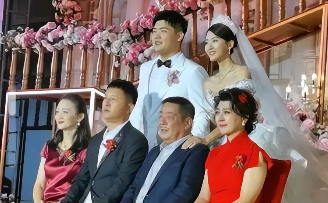 闫学晶的老公是谁(“二人转女王”闫学晶：两段婚姻三个孩子，两任丈夫都是二婚)