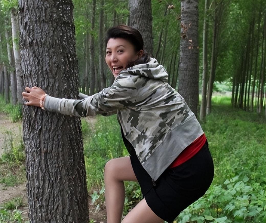 闫学晶的老公是谁(“二人转女王”闫学晶：两段婚姻三个孩子，两任丈夫都是二婚)
